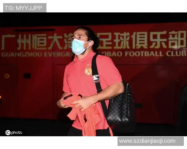 足球明星亲自背包出行的视频记录展现真实生活与运动员的另一面